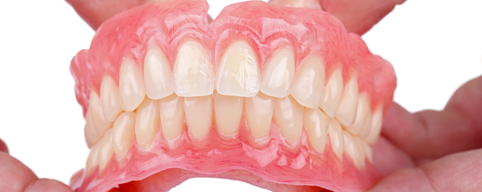 補綴専門医が満足度の高い入れ歯を提供します